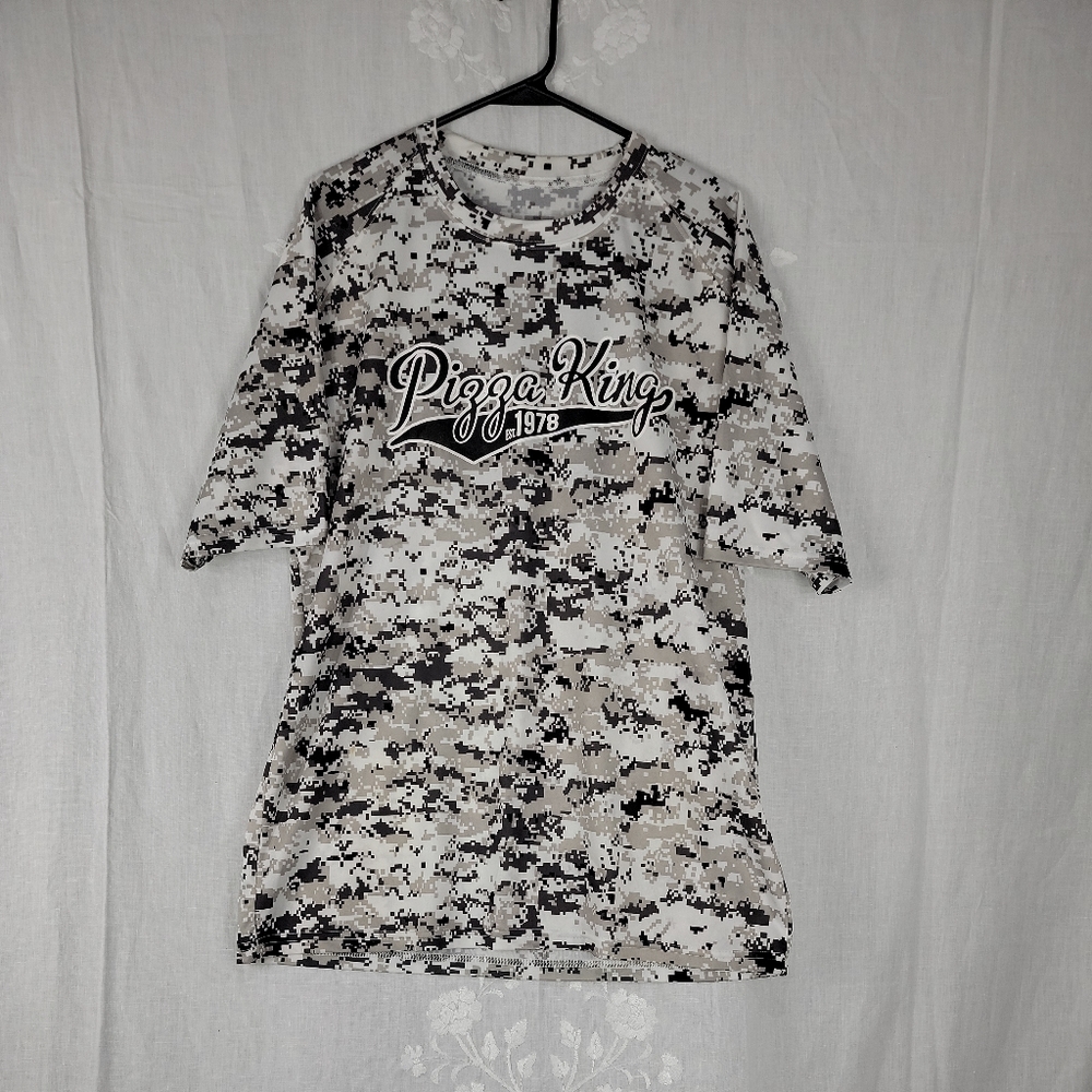 BADGER SPORTS  WHITE BLACK  SHIRT CAMO PIZZA KINGS  EST. 1978 MENS  SIZE XL...D5